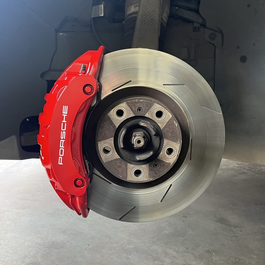 Porsche remklauw rood Remklauwen en velgen spuiten